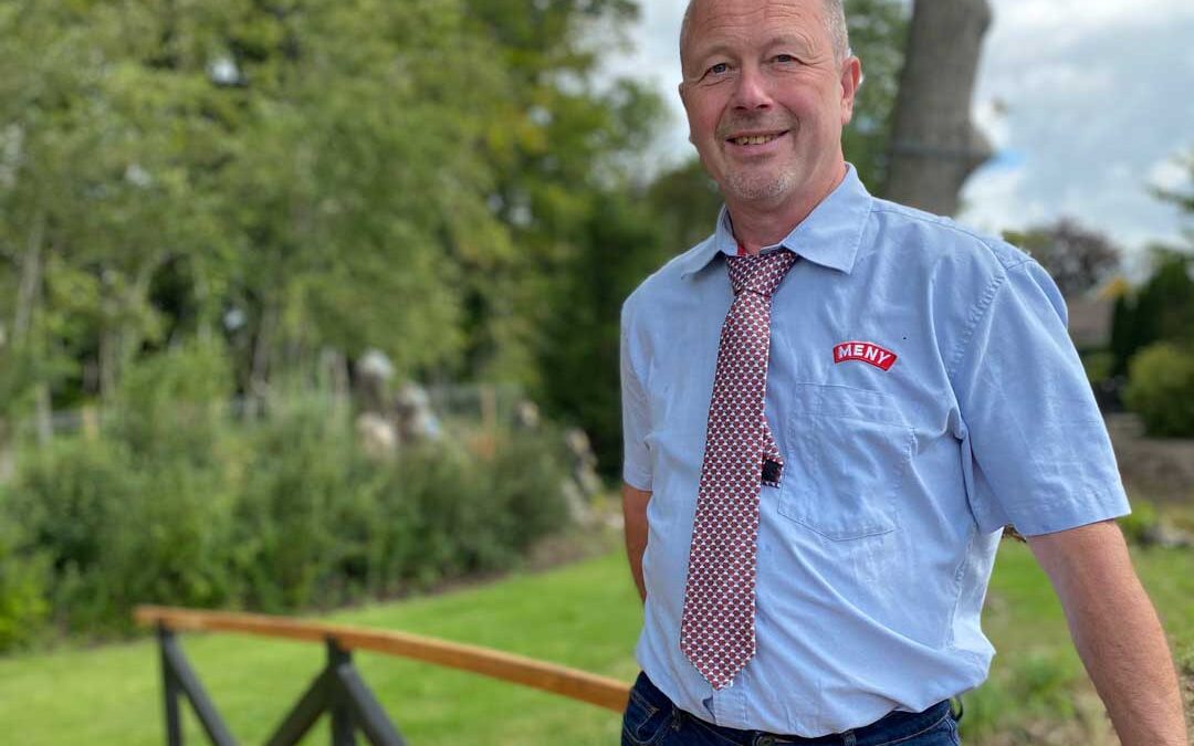 Bent flyttede for halvandet år siden til Kirke Hyllinge, hvor især haven bringer stor glæde for hele familien. Den parklignende have har blandt andet sin egen å, og selvfølgelig også en flot nybygget bro over åen.