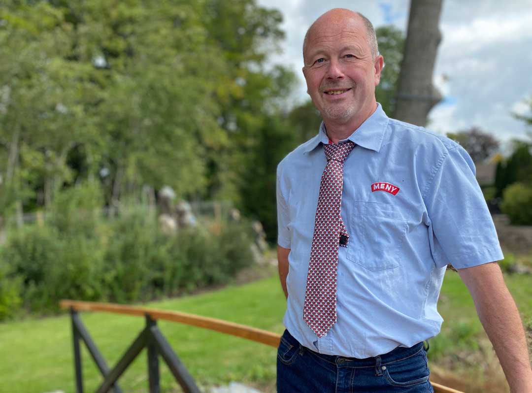 Bent flyttede for halvandet år siden til Kirke Hyllinge, hvor især haven bringer stor glæde for hele familien. Den parklignende have har blandt andet sin egen å, og selvfølgelig også en flot nybygget bro over åen.