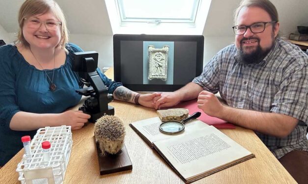 Forsker-ægtepar fra Lejre
har lagt 1.000 år til kyssets historie
