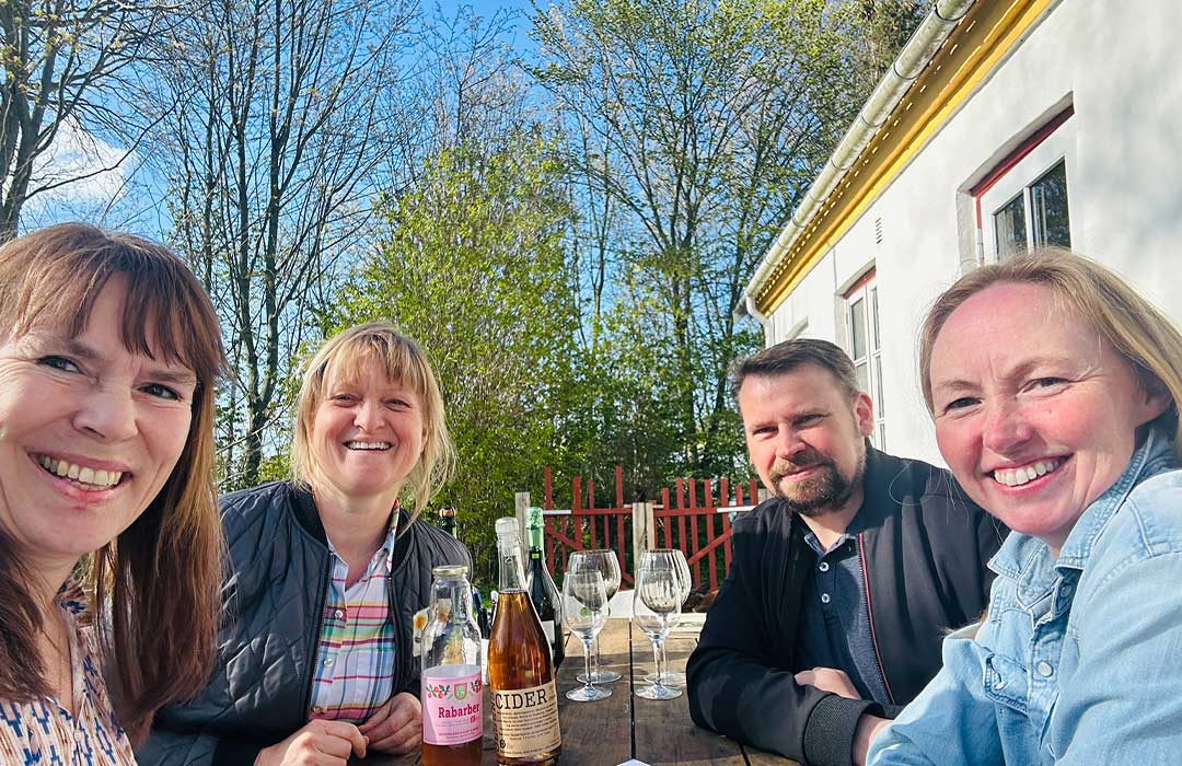 LAG Fjordlandets forretningsudvalg skriver under med LAG koordinator, fra venstre: Charlotte Schwartzlose LAG koordinator, Trine Krebs, Kyndeløse, forperson, Ulrik Nørregaard,Skibby, næstforperson og Alice Nielsen, Nørre Hyllinge, kasserer