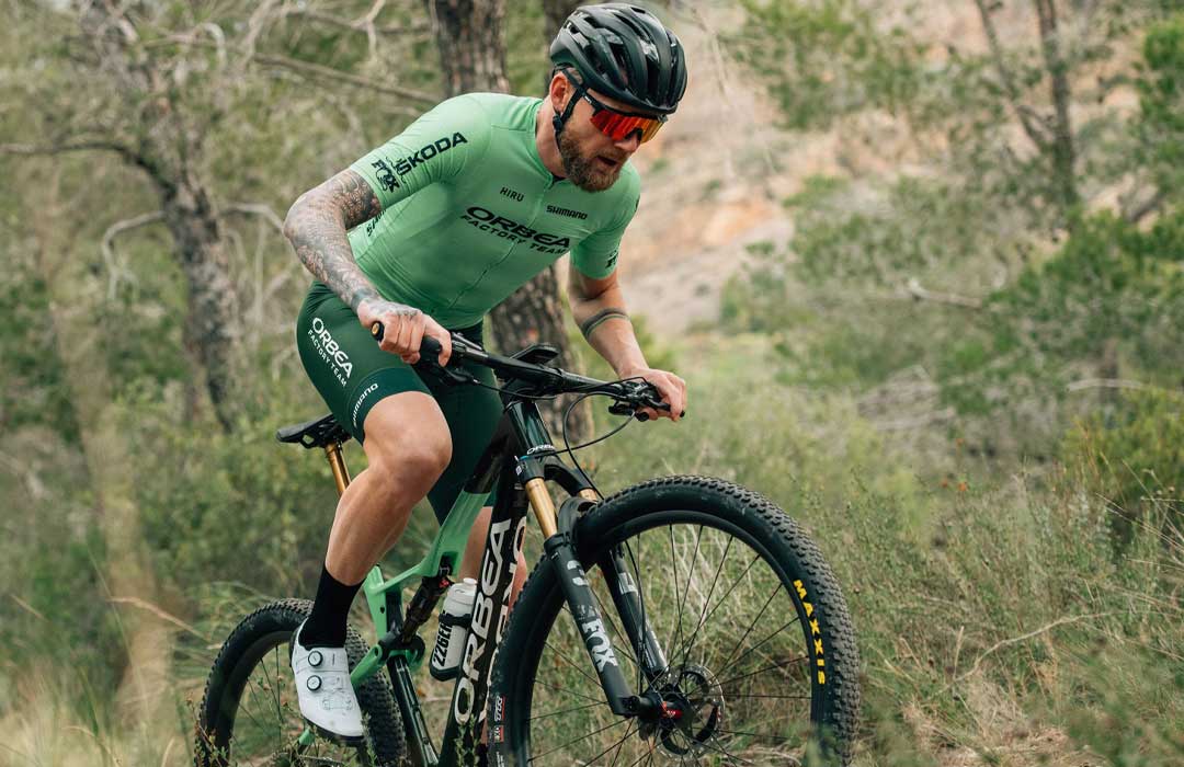 Alle børn og unge i alderen 6 til 16 år kan deltage, blot de har en mountainbike og en hjelm.
