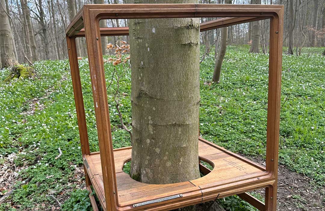 Genskabt mindesmærke. I Herthadalen er det historiske, stilistiske alter, rejst for gudinden Hertha sidst i 1700-tallet, blevet restaureret. Stedet blev brugt ved de store grundlovsmøder 1855-1940.