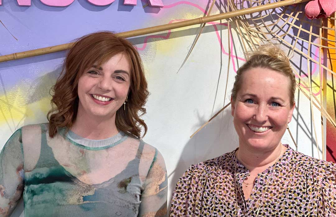 Salgsassistent Camilla Hovmand Knudsen (tv) og butikschef Berit Ortskov