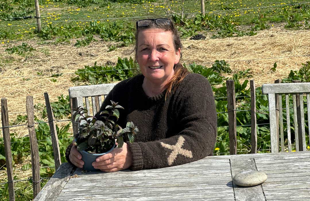 Helle Hygom i en af de hyggekroge, der er i tilknytning til nyttehaverne