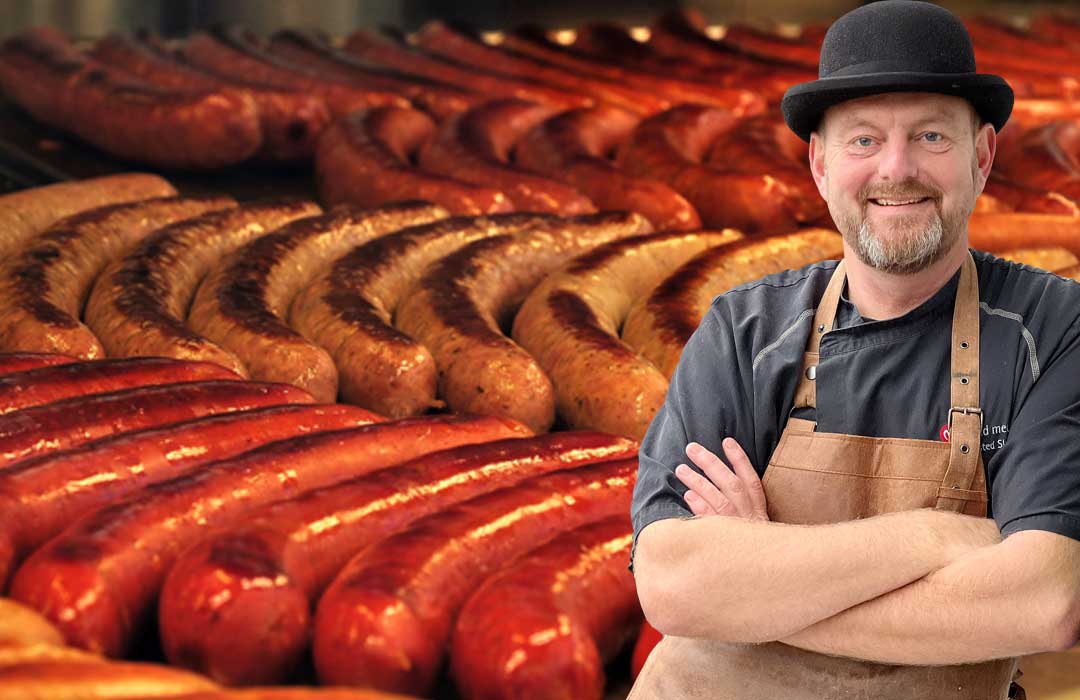 Alle pølserne hos Osted Slagter&Ost er fremstillet af en grundfas med omkring 78 til 80 procent kød, proppet i en grisetarm.