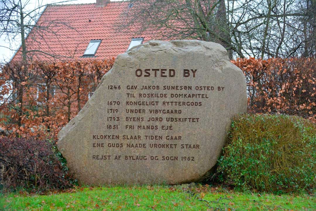 På hjørnet af Byvejen og Langetoften i Osted kan man se den store sten, som beskriver en del af udviklingen omkring Osted.