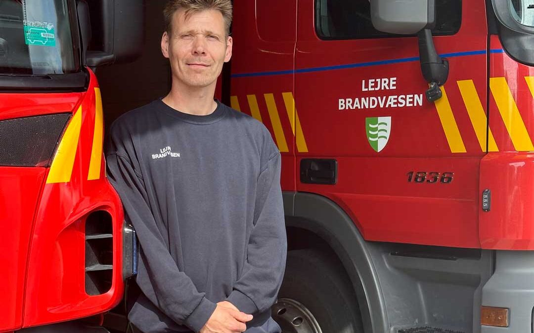 Når alarmen går, kan jeg stå på stationen i løbet af få minutter. Adrenalinen pumper, for man ved jo ikke, hvad man kommer ud til fortæller Per Jacobsen, der er deltidsbrandmand hos Lejre Brandvæsens station på Horseager i Hvalsø.