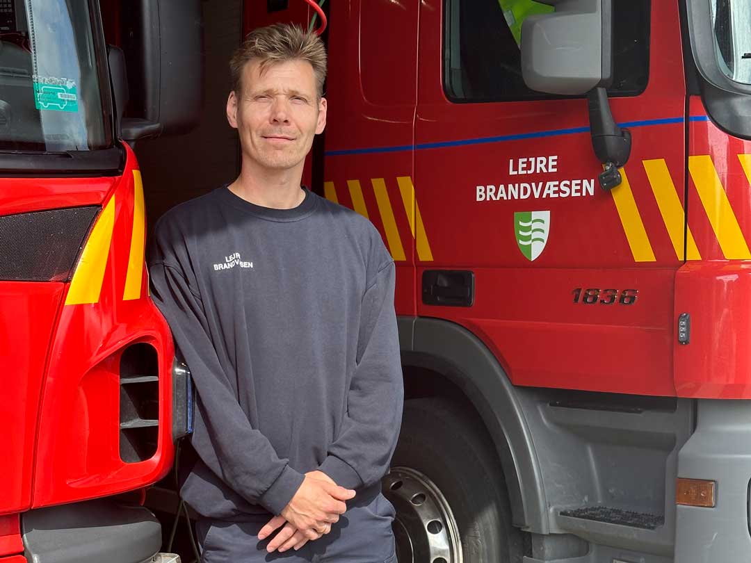 Når alarmen går, kan jeg stå på stationen i løbet af få minutter. Adrenalinen pumper, for man ved jo ikke, hvad man kommer ud til fortæller Per Jacobsen, der er deltidsbrandmand hos Lejre Brandvæsens station på Horseager i Hvalsø.