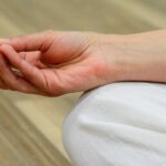 Yoga er med til at gøre dørtærsklen i kirken lavere