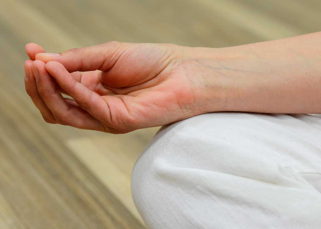 Kirkeyoga?, tænker LejreMagasinets udsendte og forestiller sig deltagerne liggende på et koldt gulv mellem rækkerne af kirkebænke.