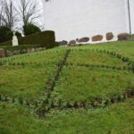 Kunstværket Nådeskorset findes på kirkegården ved Hvalsø Kirke