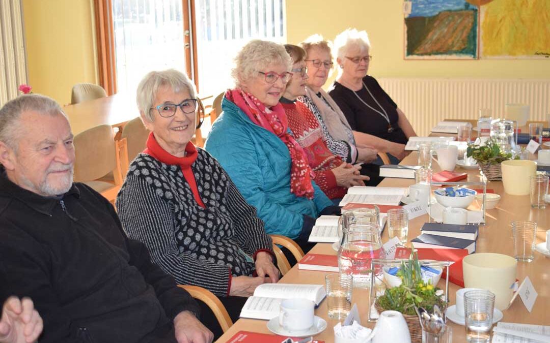 To gange om måneden mødes en række m/k’ere i aktivitetscenter Nødager for i fællesskab at synge stemningen i vejret.
