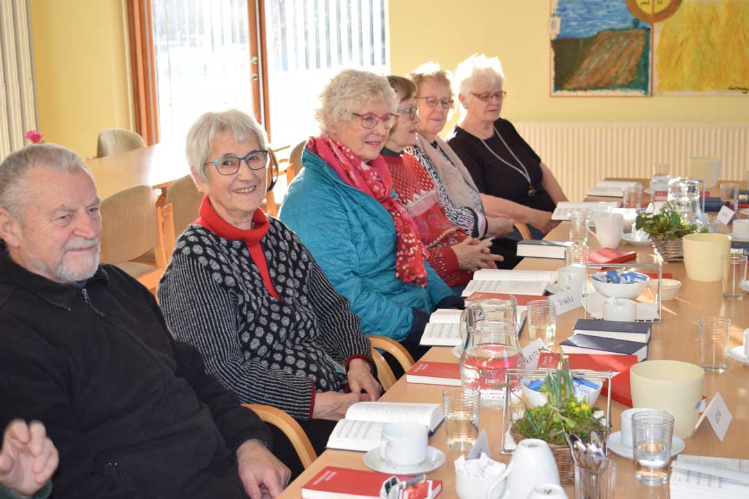 To gange om måneden mødes en række m/k’ere i aktivitetscenter Nødager for i fællesskab at synge stemningen i vejret.