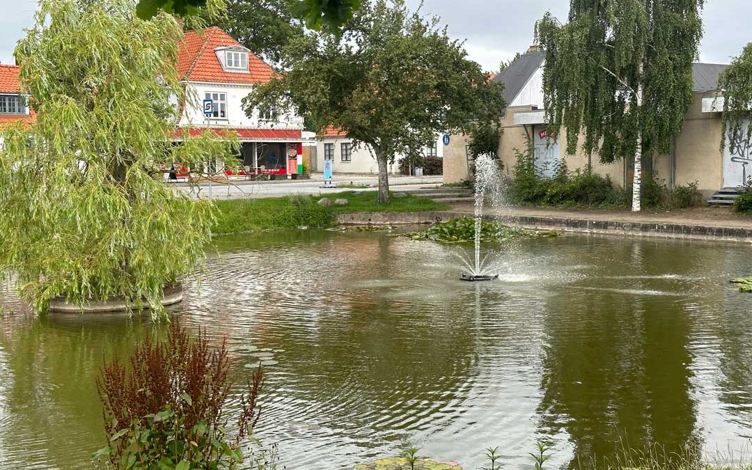 Et samarbejde mellem gode lokale kræfter får vandet i søen i Kirke Hyllinge til at springe - dog ikke om natten, hvor springvandet er slukket.