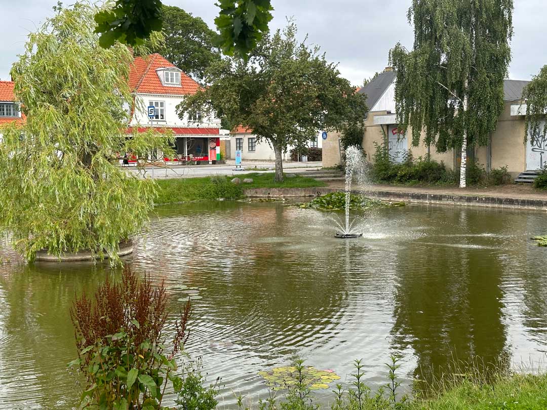 Et samarbejde mellem gode lokale kræfter får vandet i søen i Kirke Hyllinge til at springe - dog ikke om natten, hvor springvandet er slukket.