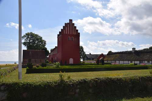 Gershøj kirke er grundlagt i 1100 tallet, og fik sin røde farve, da den i 1600-tallet blev lagt ind under Krabbesholm Gods.