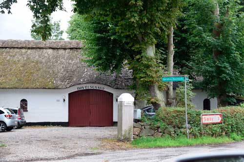 8. Fra kirken går man omkring 100 meter, og kommer til Hovedgaden, hvor de to andre gårde, Bovelsgården og Ornegården er de første bygninger man møder på højre side
