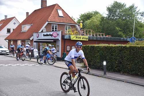 Pitstop hos bageren i Lejre By
Lejre er med sine bugtede og smukke landeveje den ideelle ramme om cykelaktivitet, og dagligt ses trænende af begge køn og med stor aldersspredning hjulene rundt. 