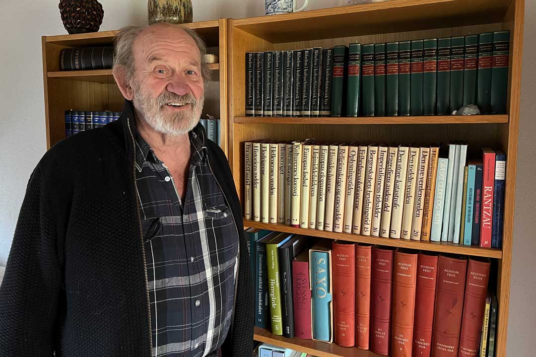 80-årige Robert Dumong har skrevet utallige bøger og indlæg om Lejre-området, som han har boet i siden 1971. Robert bevæger sig dagligt rund i Lejre Kommune - og aldrig uden sit kamera.