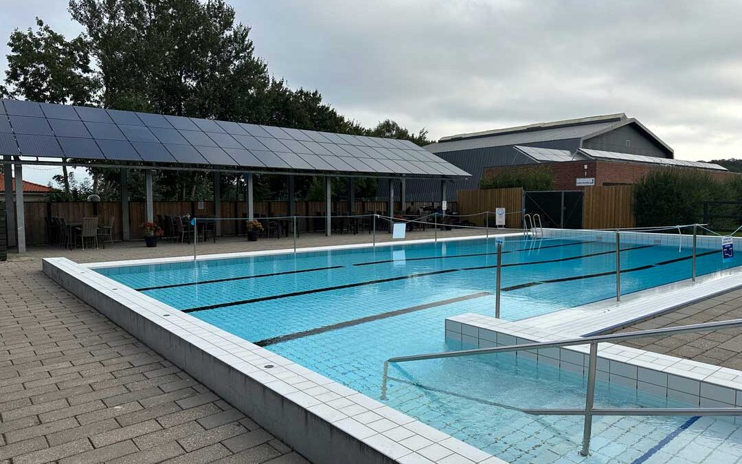 Svømmebadet har en pool på 16x8 meter og en dybde på 0.9 meter i den lave ende og 1.95 meter i den dybe ende.