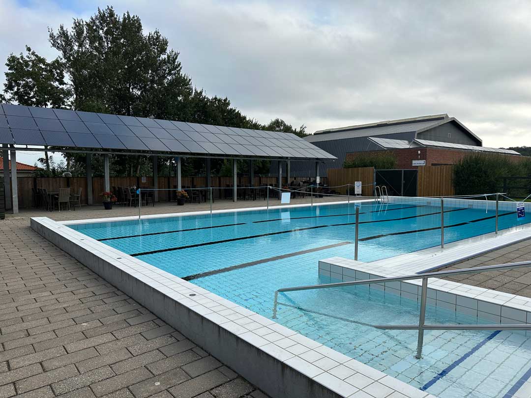 Svømmebadet har en pool på 16x8 meter og en dybde på 0.9 meter i den lave ende og 1.95 meter i den dybe ende.