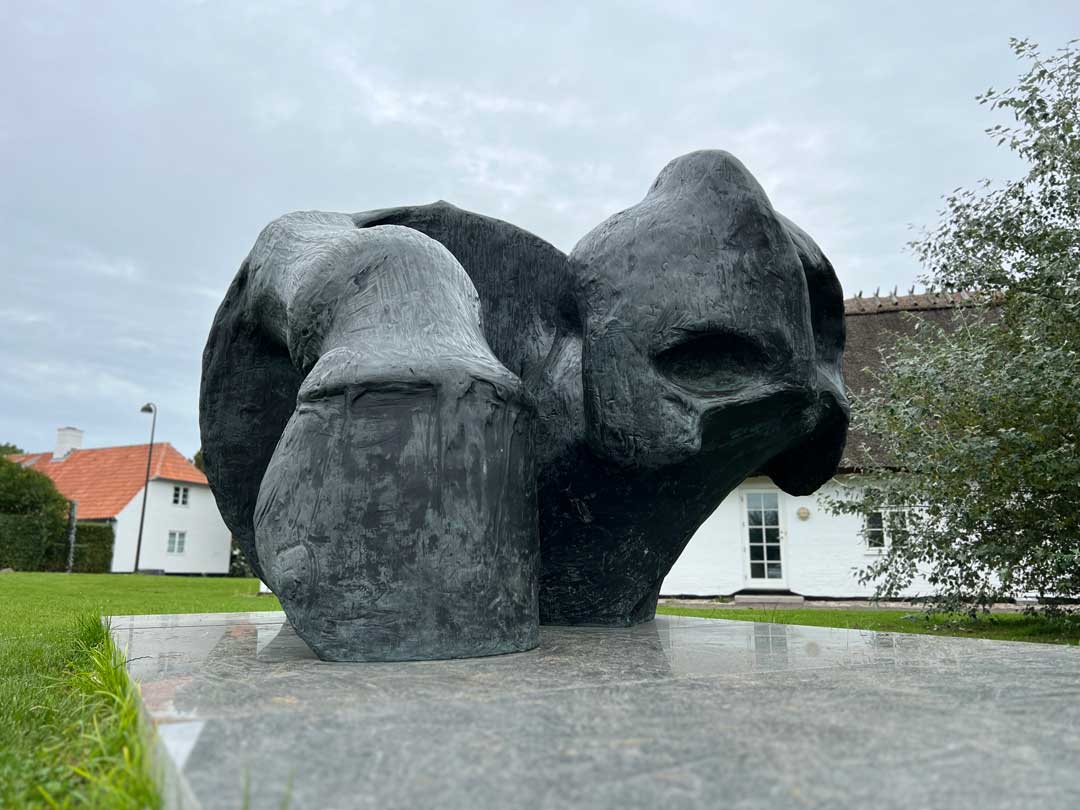 Kunstværket står på ankomstpladsen foran Lejre Museum i Gl. Lejre. På Orehøjvej 4B.