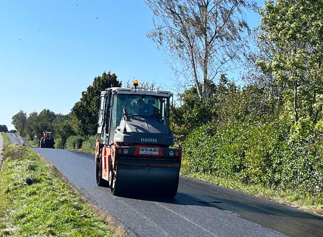 Strækningen langs Allerslav Huse har i en periode væres afspærret, da belægningen på vejen er blevet udskiftet med en nyudviklet støjsvag testbelægning, som skal reducerer støjen fra trafikken.