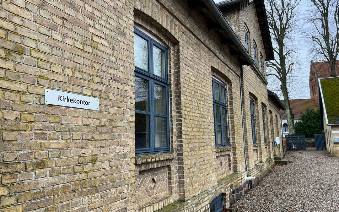 I forbindelse med, at sognepræst Torsten Dam-Jensen er gået på pension og har fraflyttet præsteboligen, har menighedsrådene i Osted og Allerslev besluttet, at præsteboligen i Osted skal renoveres.