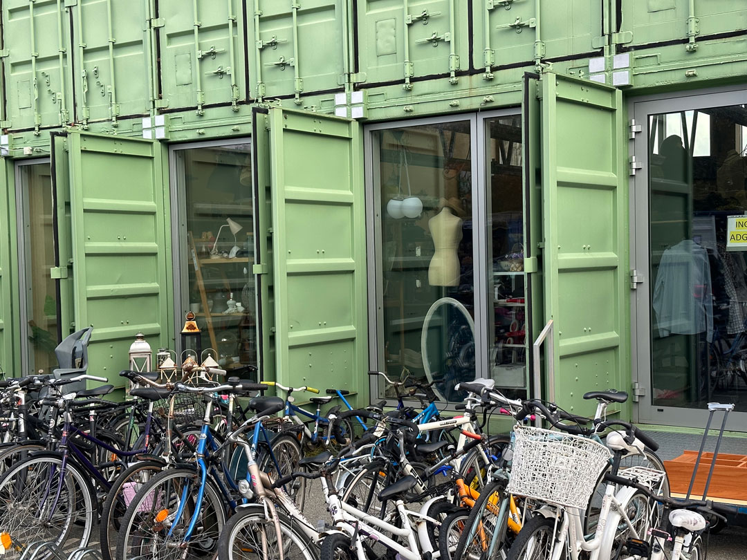 I løbet af 2024 kan alle kvit og frit hente ting til direkte genbrug i Gensalgsbutikken i Torkilstrup...