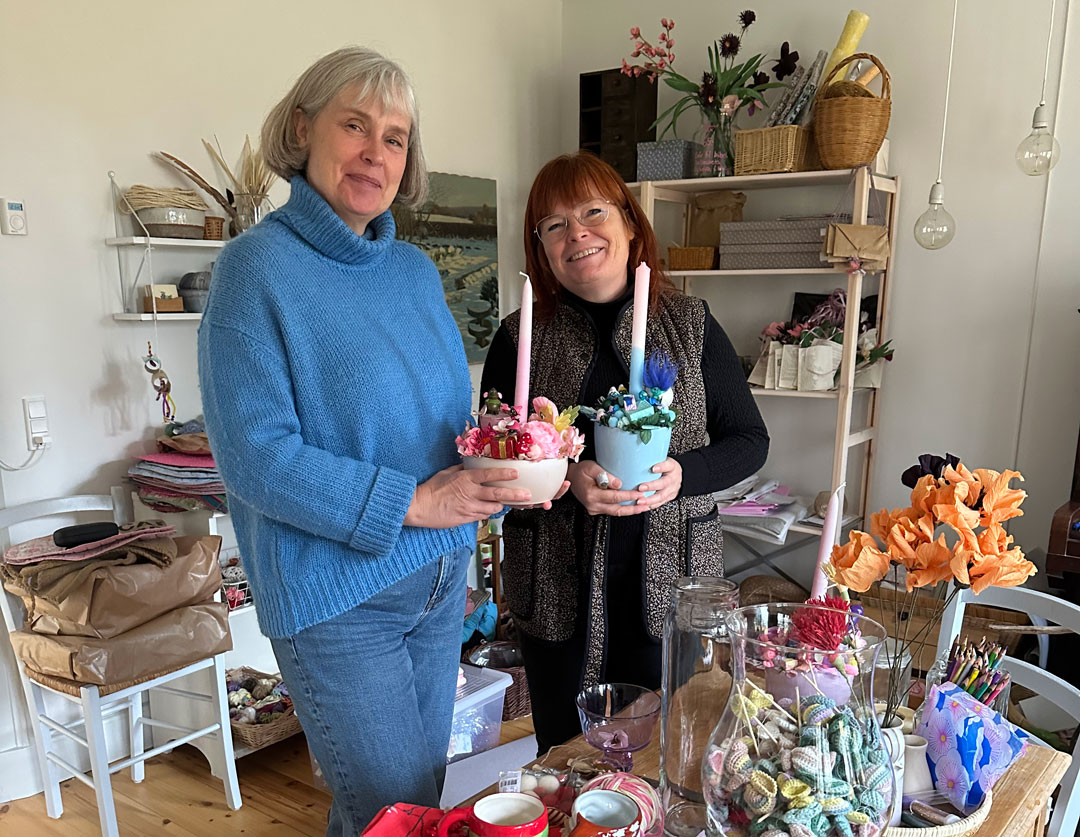 Menighedsrådet har bestemt, at der ikke længere skal købes blomster til at pynte op i kirken. I stedet har man allieret sig med Rikke Larsen fra Honning & Flora.