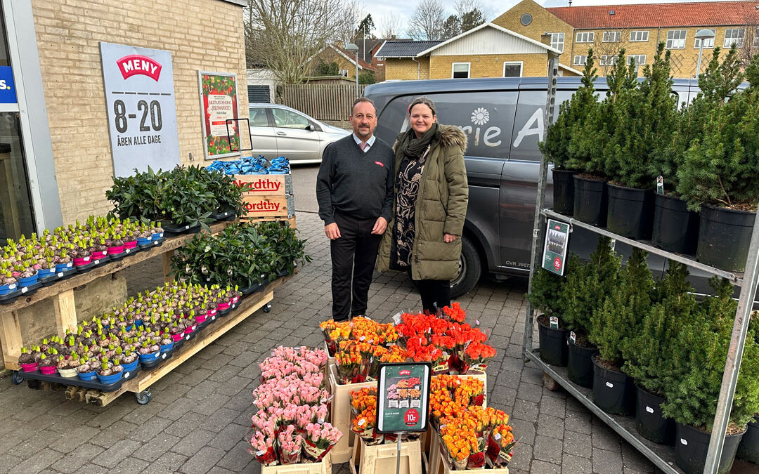 Står man og mangler en værtindegave eller lidt blomster til at lyse op derhjemme i den mørke tid, så kan man fremover glæde sig over, at købmand Michael Ascanius har lavet en aftale med Louise Marie Andreasen, ejer af Marie & Co. 