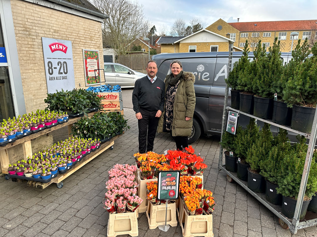 Står man og mangler en værtindegave eller lidt blomster til at lyse op derhjemme i den mørke tid, så kan man fremover glæde sig over, at købmand Michael Ascanius har lavet en aftale med Louise Marie Andreasen, ejer af Marie & Co. 