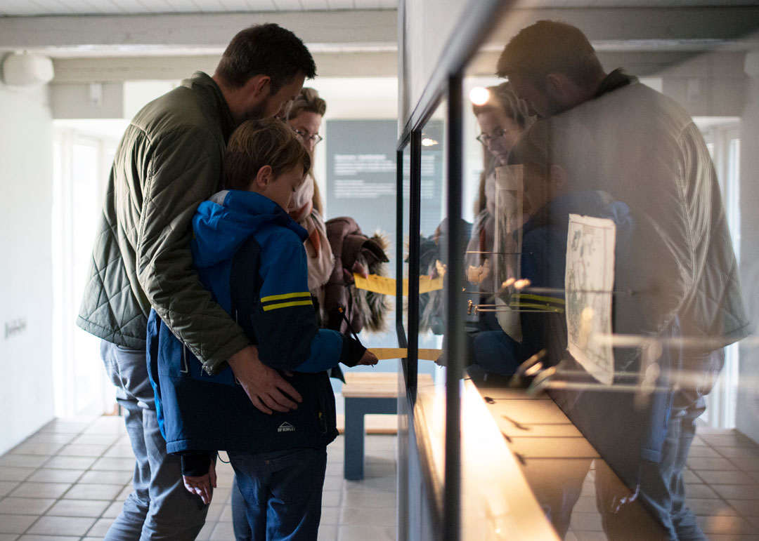 I uge otte står Lejre Museum over for en kosmisk udfordring. Den lunefulde jættegud, Loke, har stjålet otte hestesko fra Odins hest, Sleipner, og nu er Odin strandet i rummet.