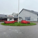 Pilen peger på tre kunstværker